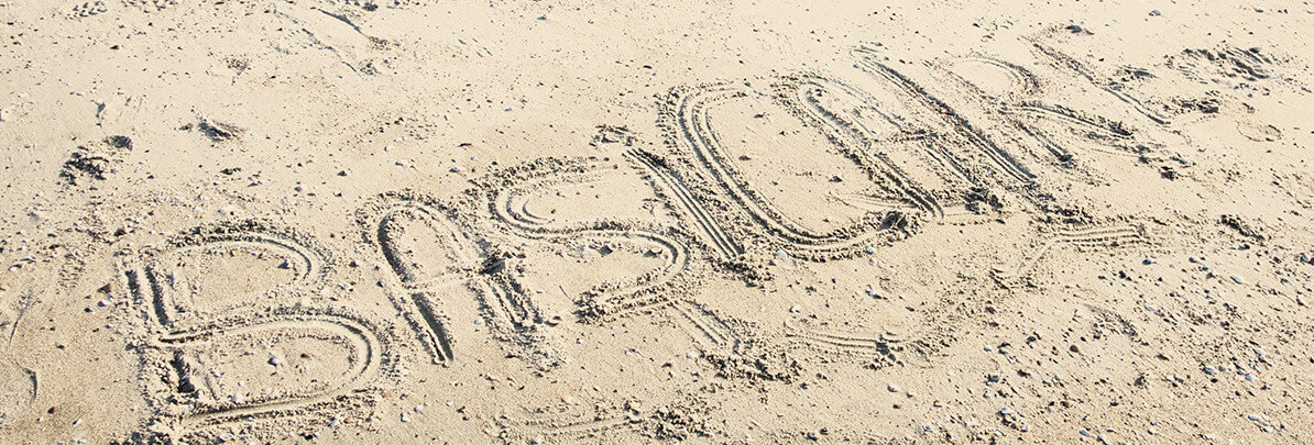 BasiCaire geschreven in het zand